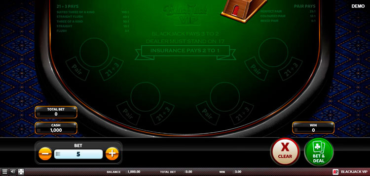 Интерфейс стола VIP-блэкджек с фишками и картами на зеленом сукне