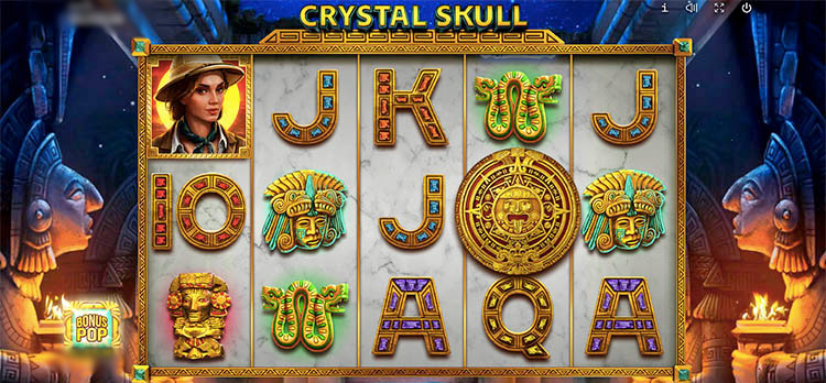Главный экран игрового автомата Crystal Skull с барабанами и панелью управления