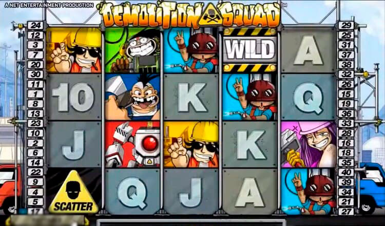 Игровой слот Demolition Squad на экране ноутбука во время бонусного раунда с фриспинами и множителем