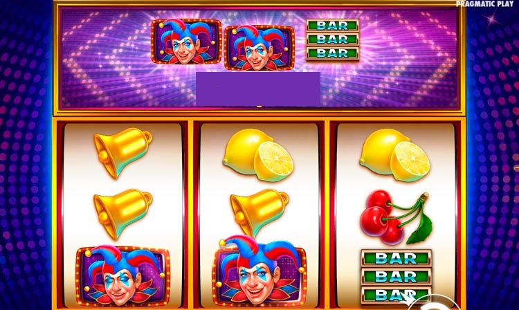 Игровое поле слота Super Joker с тремя барабанами и классическими фруктовыми символами