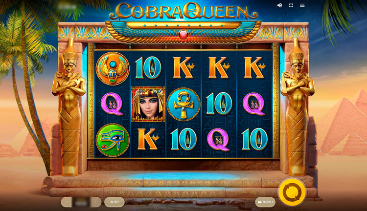 Главный экран слота Cobra Queen — барабаны с египетскими символами на фоне пирамид и ночного неба