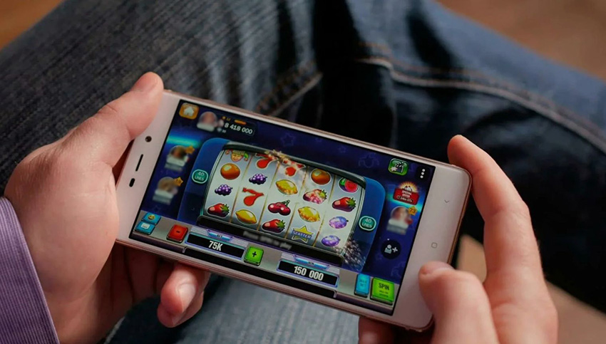 Игрок играет в мобильные слоты на смартфоне