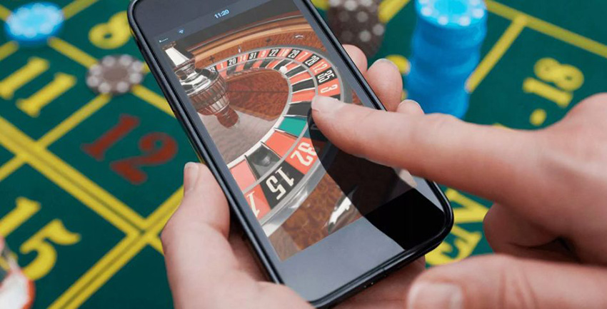 Смартфон с игровым интерфейсом мобильного казино