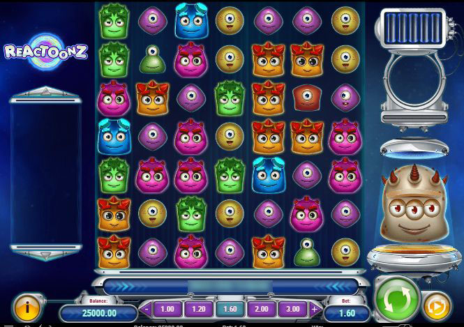 Игровое поле автомата Reactoonz с инопланетными персонажами на темном космическом фоне