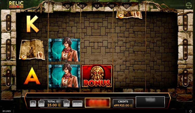 Скриншот игрового поля слота Relic Heroes с падающими символами и древним храмом на фоне